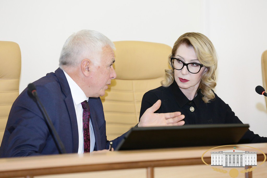 На заседании Парламента КБР депутаты в двух чтениях приняли проекты законов КБР "О внесении изменений в статью 2 и приложение к Закону КБР "О патентной системе налогообложения на территории Кабардино-Балкарской Республики"... На заседании Парламента КБР депутаты в двух чтениях приняли проекты законов КБР "О внесении изменений в статью 2 и приложение к Закону КБР "О патентной системе налогообложения на территории Кабардино-Балкарской Республики"...