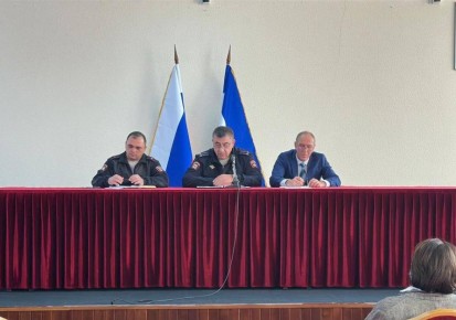 В актовом зале администрации г.о.Баксан состоялось расширенное совещание, главной темой которого стало повышение безопасности на дорогах муниципального района