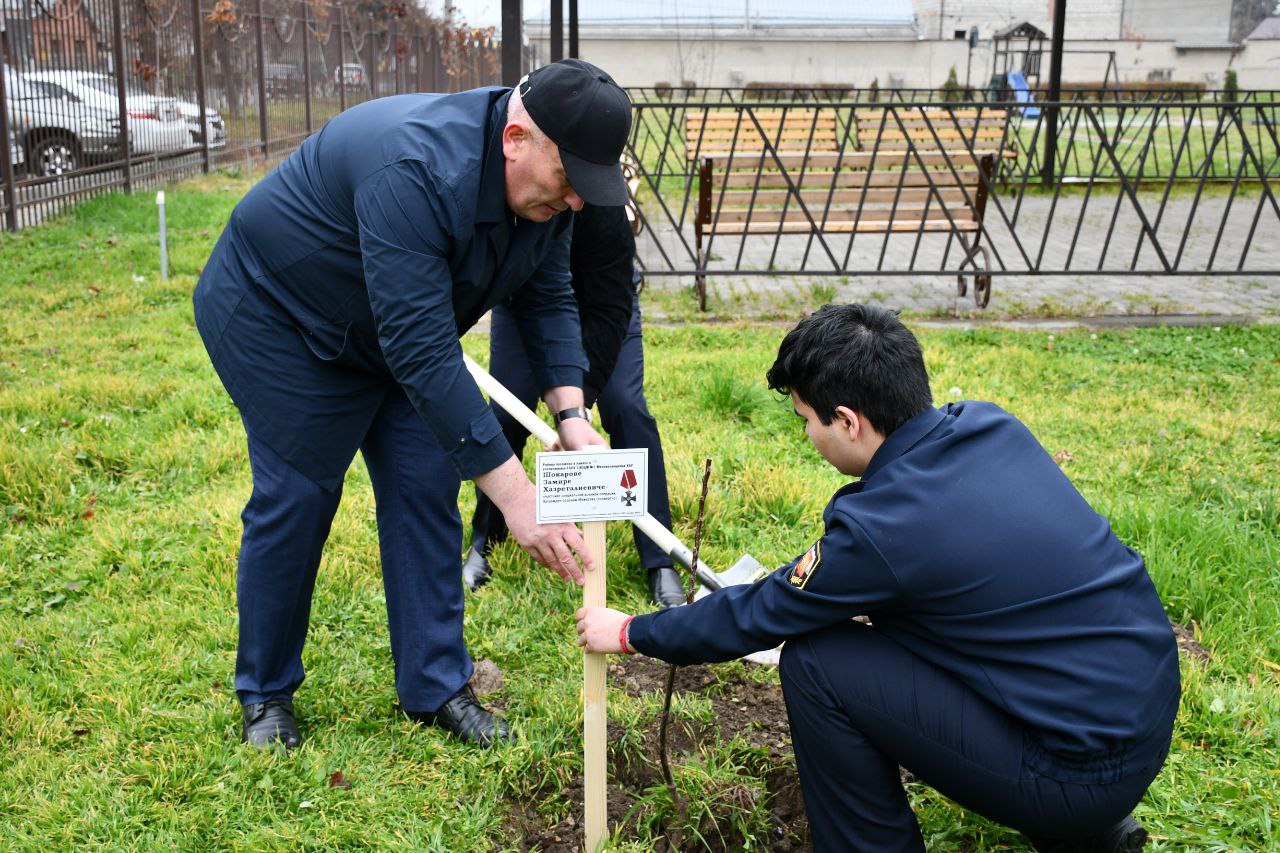 Руководство МВД по Кабардино-Балкарской Республике и представители Общественного совета при ведомстве приняли участие в патриотической акции Руководство МВД по Кабардино-Балкарской Республике и представители Общественного совета при ведомстве приняли участие в патриотической акции