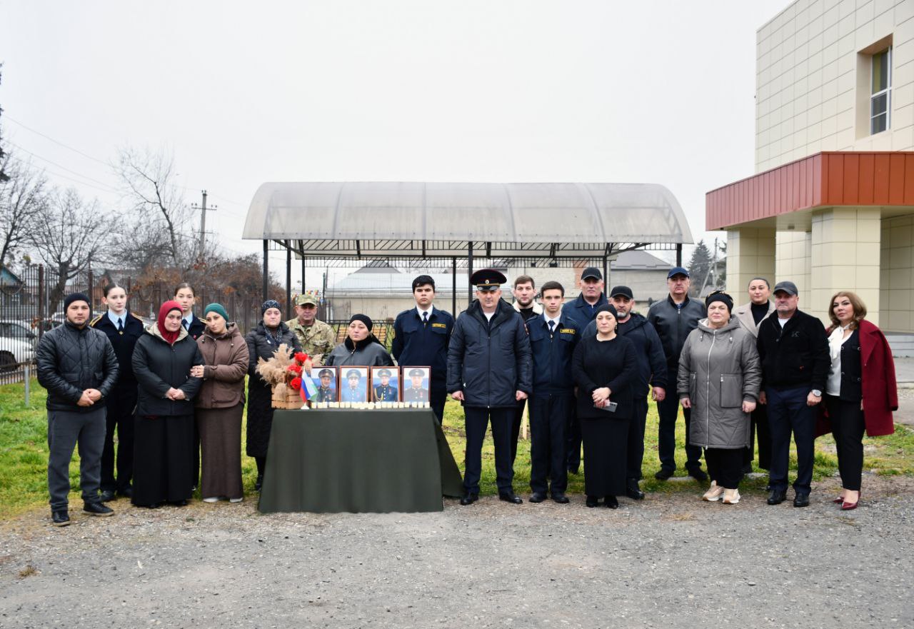 Руководство МВД по Кабардино-Балкарской Республике и представители Общественного совета при ведомстве приняли участие в патриотической акции Руководство МВД по Кабардино-Балкарской Республике и представители Общественного совета при ведомстве приняли участие в патриотической акции