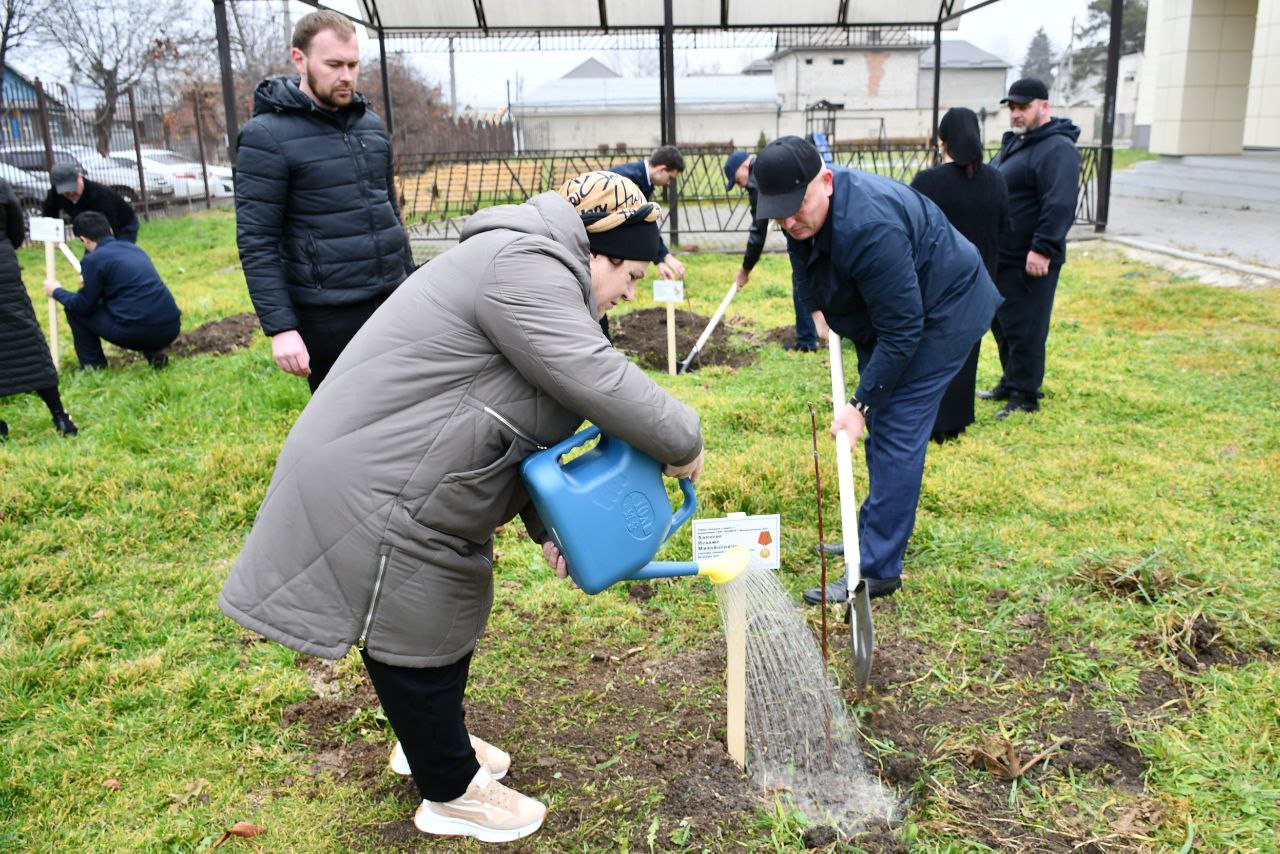Руководство МВД по Кабардино-Балкарской Республике и представители Общественного совета при ведомстве приняли участие в патриотической акции Руководство МВД по Кабардино-Балкарской Республике и представители Общественного совета при ведомстве приняли участие в патриотической акции