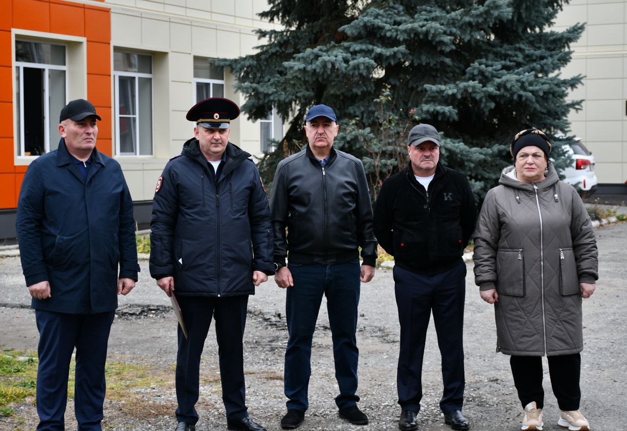 Руководство МВД по Кабардино-Балкарской Республике и представители Общественного совета при ведомстве приняли участие в патриотической акции Руководство МВД по Кабардино-Балкарской Республике и представители Общественного совета при ведомстве приняли участие в патриотической акции