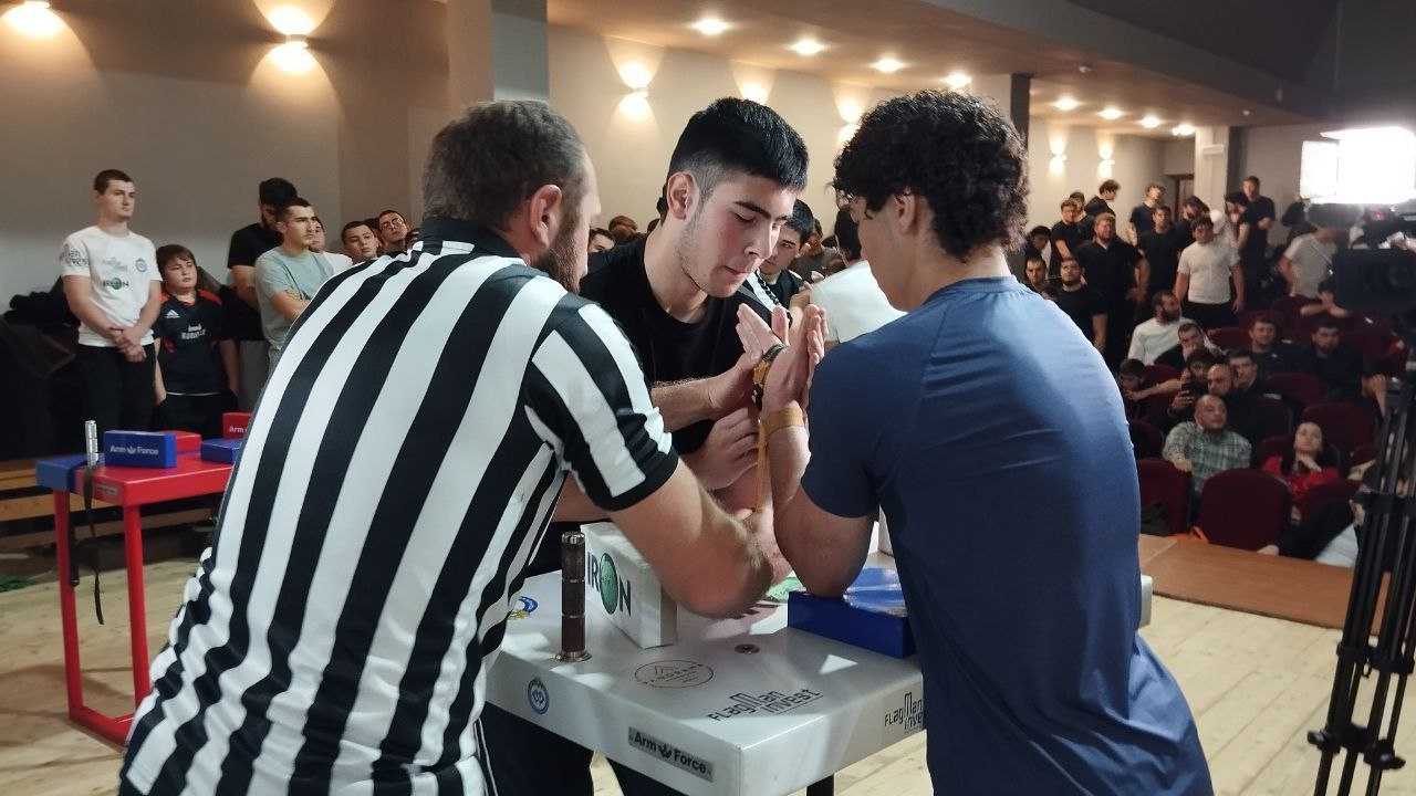 В Нальчике проходят чемпионат и первенство КБР по армрестлингу В Нальчике проходят чемпионат и первенство КБР по армрестлингу