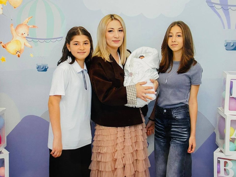 Энергия юмора и служение закону: ко Дню матери рассказываем о помощнике следователя Жаннете Чеченовой