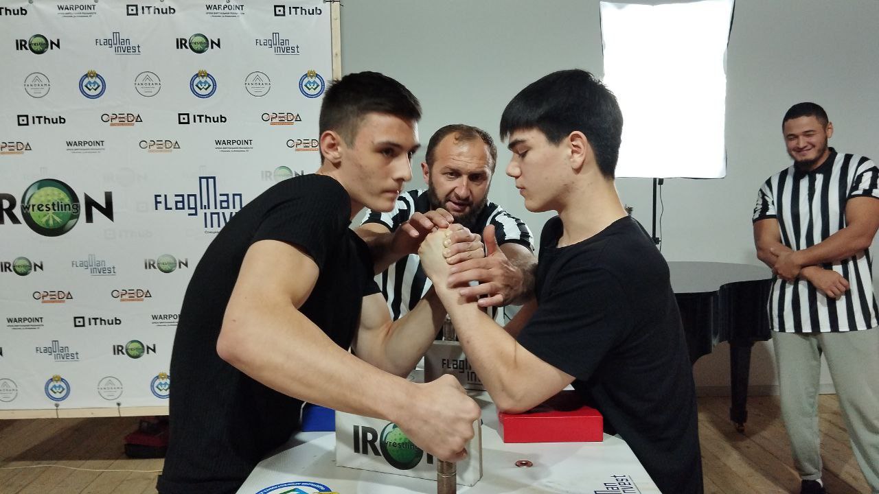 В Нальчике проходят чемпионат и первенство КБР по армрестлингу