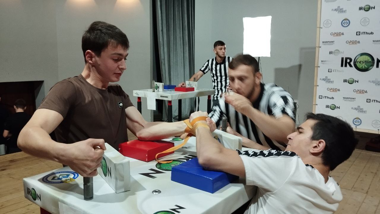 В Нальчике проходят чемпионат и первенство КБР по армрестлингу В Нальчике проходят чемпионат и первенство КБР по армрестлингу