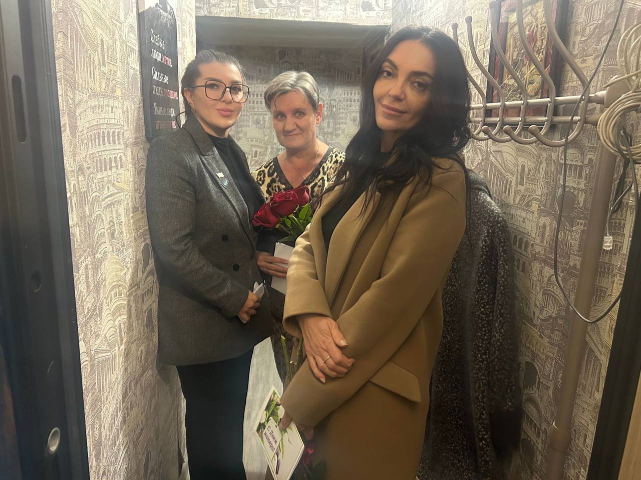 В честь Дня матери представители мэрии Нальчика и депутаты совета местного самоуправления навестили матерей военнослужащих, погибших при исполнении служебного долга в ходе специальной военной операции В честь Дня матери представители мэрии Нальчика и депутаты совета местного самоуправления навестили матерей военнослужащих, погибших при исполнении служебного долга в ходе специальной военной операции