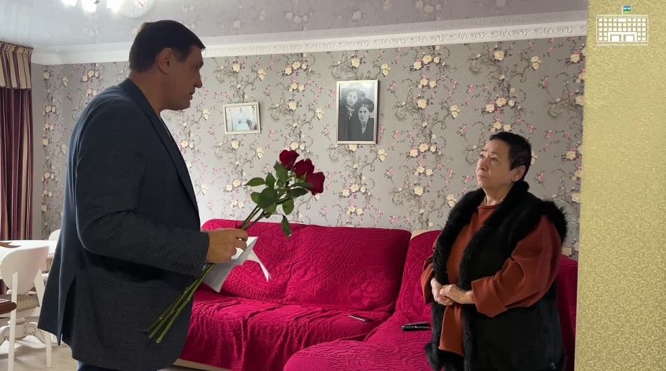 В честь Дня матери представители мэрии Нальчика и депутаты совета местного самоуправления навестили матерей военнослужащих, погибших при исполнении служебного долга в ходе специальной военной операции