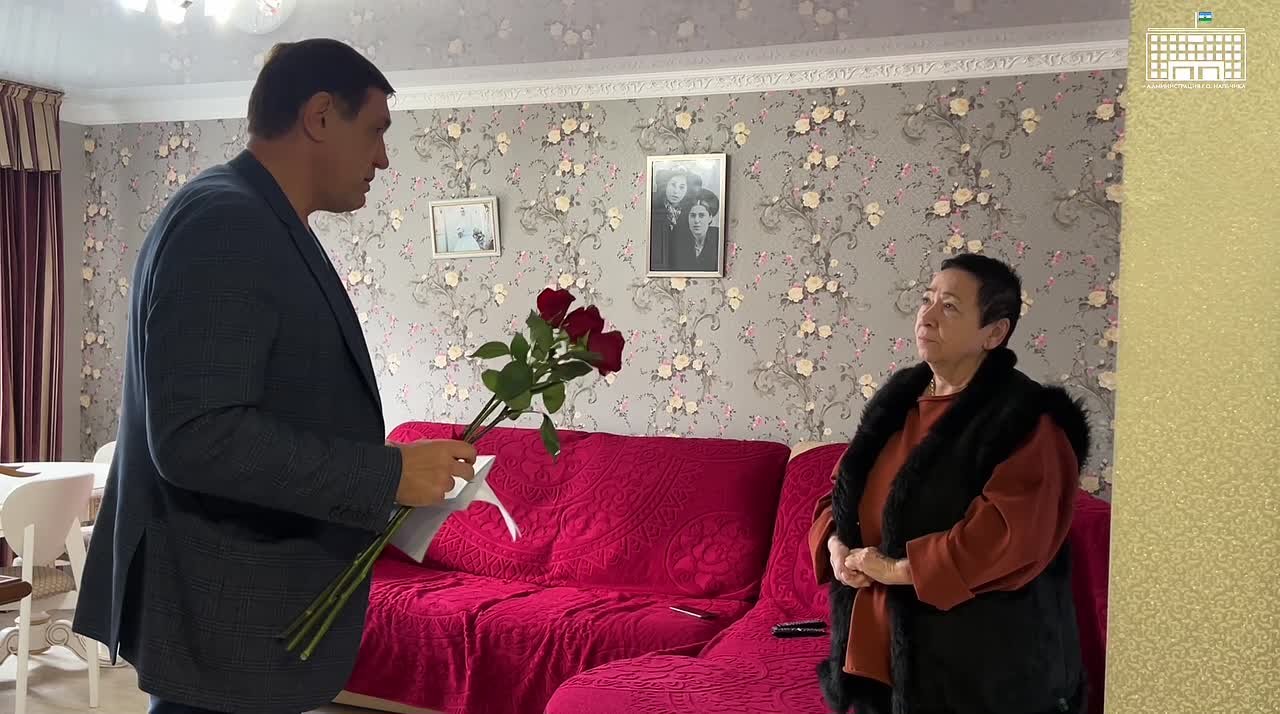 В честь Дня матери представители мэрии Нальчика и депутаты совета местного самоуправления навестили матерей военнослужащих, погибших при исполнении служебного долга в ходе специальной военной операции