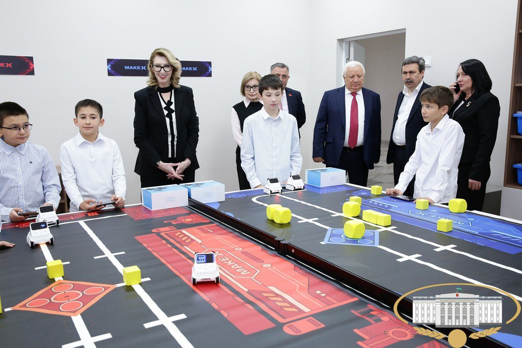 Депутаты Парламента КБР во главе с Председателем законодательного органа республики Татьяной Егоровой в сопровождении министра просвещения и науки КБР Анзора Езаова, руководителя департамента образования г.о. Нальчик Алима... Депутаты Парламента КБР во главе с Председателем законодательного органа республики Татьяной Егоровой в сопровождении министра просвещения и науки КБР Анзора Езаова, руководителя департамента образования г.о. Нальчик Алима...