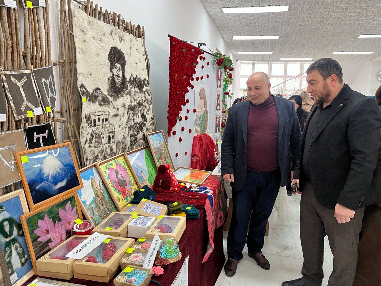 Председатель Черекской ТИК Рамазан Кужонов совместно с руководителем местного отделения партии «Единая Россия» Альбертом Карчаевым, членами участковых избирательных комиссий района принял участие в благотворительной... Председатель Черекской ТИК Рамазан Кужонов совместно с руководителем местного отделения партии «Единая Россия» Альбертом Карчаевым, членами участковых избирательных комиссий района принял участие в благотворительной...