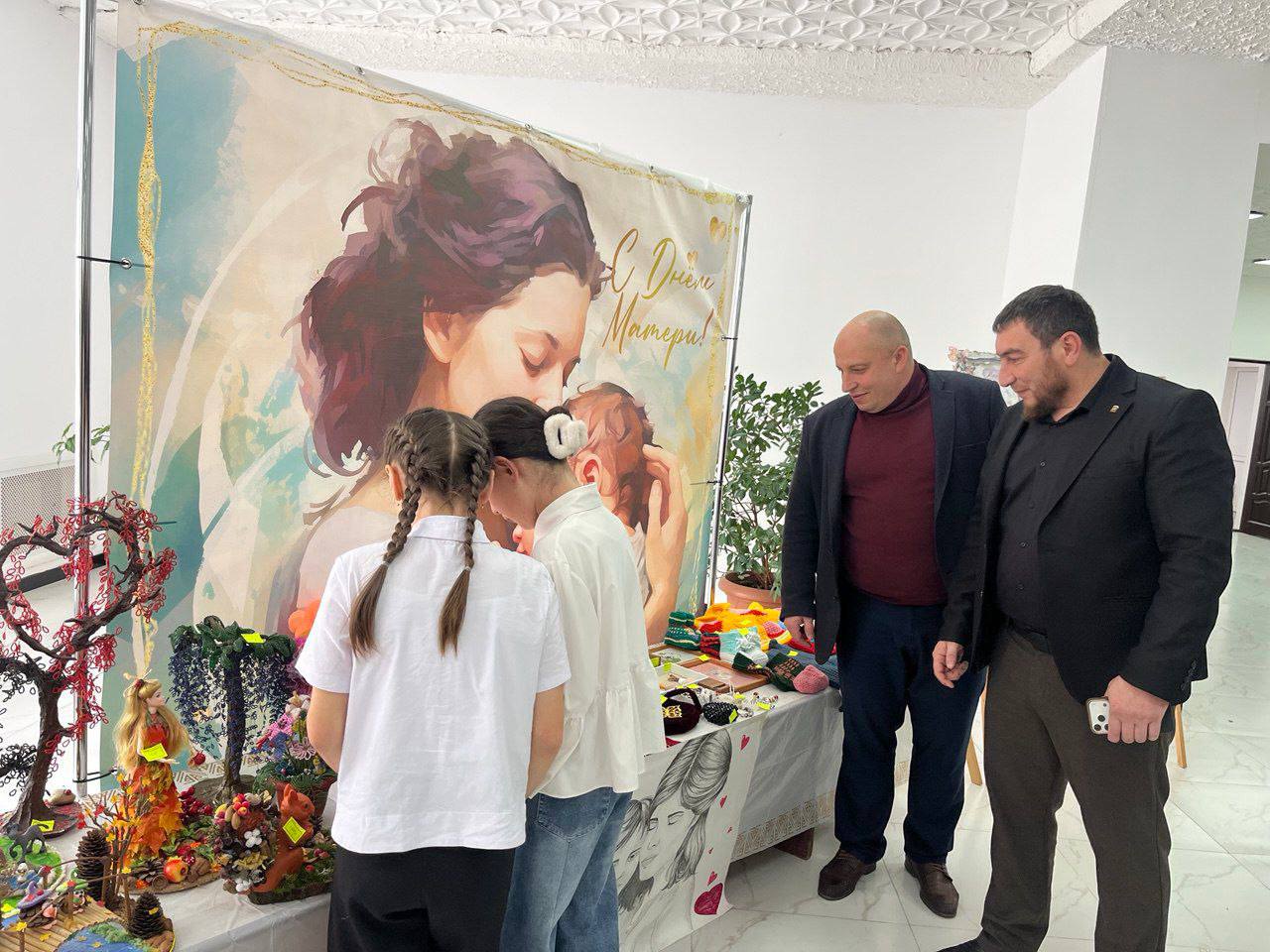 Председатель Черекской ТИК Рамазан Кужонов совместно с руководителем местного отделения партии «Единая Россия» Альбертом Карчаевым, членами участковых избирательных комиссий района принял участие в благотворительной... Председатель Черекской ТИК Рамазан Кужонов совместно с руководителем местного отделения партии «Единая Россия» Альбертом Карчаевым, членами участковых избирательных комиссий района принял участие в благотворительной...