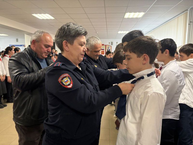 Школьники с.п. Дейское торжественно вступили в отряд «Юные друзья полиции»