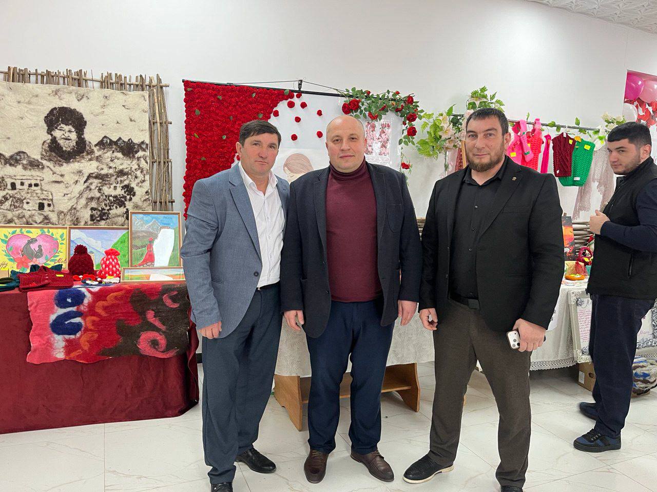 Председатель Черекской ТИК Рамазан Кужонов совместно с руководителем местного отделения партии «Единая Россия» Альбертом Карчаевым, членами участковых избирательных комиссий района принял участие в благотворительной... Председатель Черекской ТИК Рамазан Кужонов совместно с руководителем местного отделения партии «Единая Россия» Альбертом Карчаевым, членами участковых избирательных комиссий района принял участие в благотворительной...