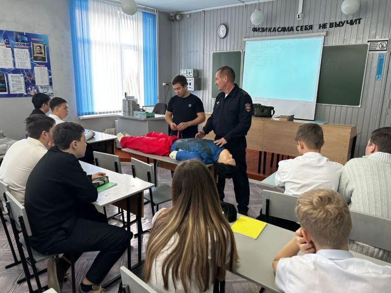 Автоинспекторы Кабардино-Балкарии проводят уроки безопасности для будущих водителей