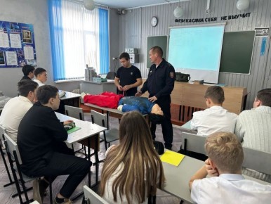 Автоинспекторы Кабардино-Балкарии проводят уроки безопасности для будущих водителей