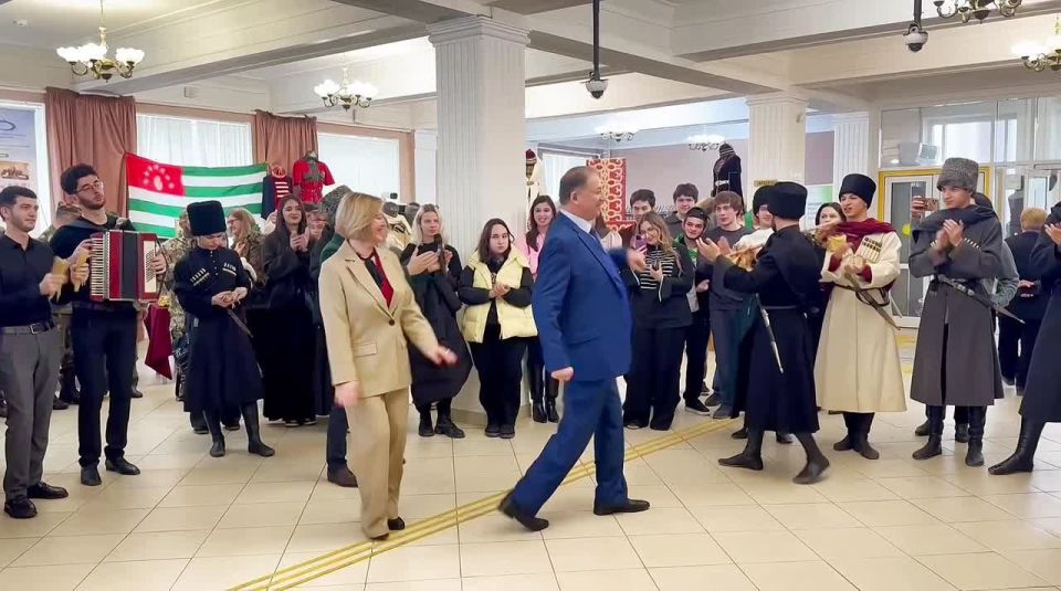 1234 Прямо сейчас в КБГУ проходит «День Абхазии — праздник межкультурного диалога»