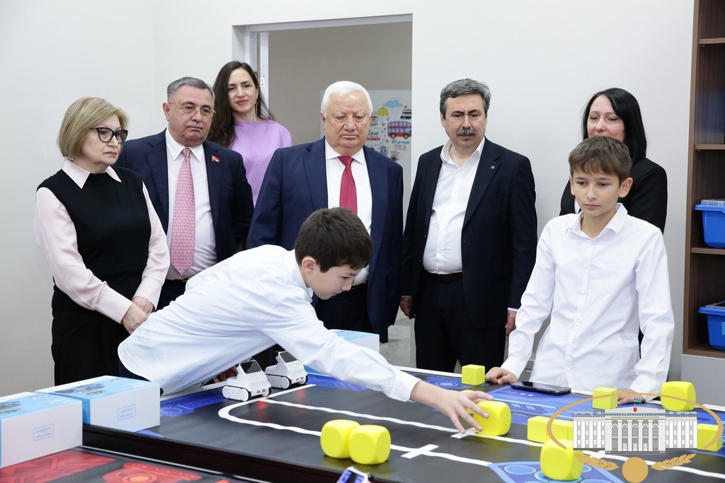 Депутаты Парламента КБР во главе с Председателем законодательного органа республики Татьяной Егоровой в сопровождении министра просвещения и науки КБР Анзора Езаова, руководителя департамента образования г.о. Нальчик Алима... Депутаты Парламента КБР во главе с Председателем законодательного органа республики Татьяной Егоровой в сопровождении министра просвещения и науки КБР Анзора Езаова, руководителя департамента образования г.о. Нальчик Алима...