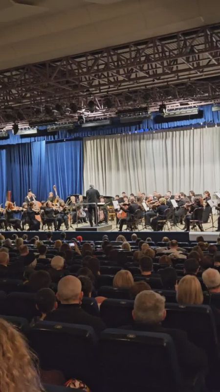 Прямо сейчас в зале имени Ю.Х. Темирканова проходит Всероссийская оркестровая премия «440 Герц», первым президентом которой был великий маэстро