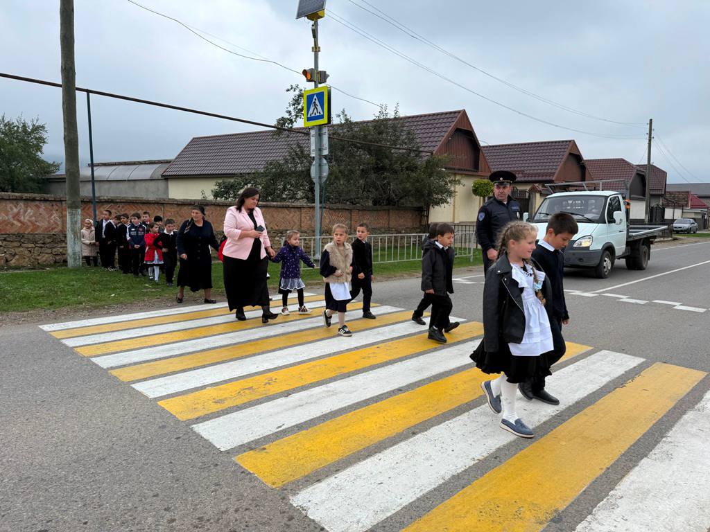 Автоинспекторы Кабардино-Балкарии провели для школьников акцию «Знай и соблюдай» Автоинспекторы Кабардино-Балкарии провели для школьников акцию «Знай и соблюдай»