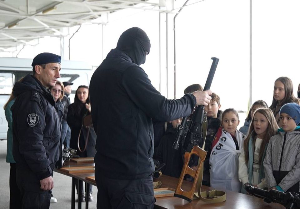 «Один день с Росгвардией». В рамках ведомственной акции «Один день с Рогвардией» офицеры СОБР «Эльбрус» провели День открытых дверей для учащихся детской академии творчества «Солнечный город» и спортсменов Российского Союза...