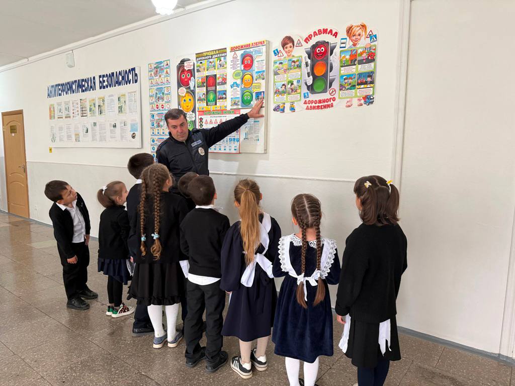 Автоинспекторы Кабардино-Балкарии провели для школьников акцию «Знай и соблюдай» Автоинспекторы Кабардино-Балкарии провели для школьников акцию «Знай и соблюдай»