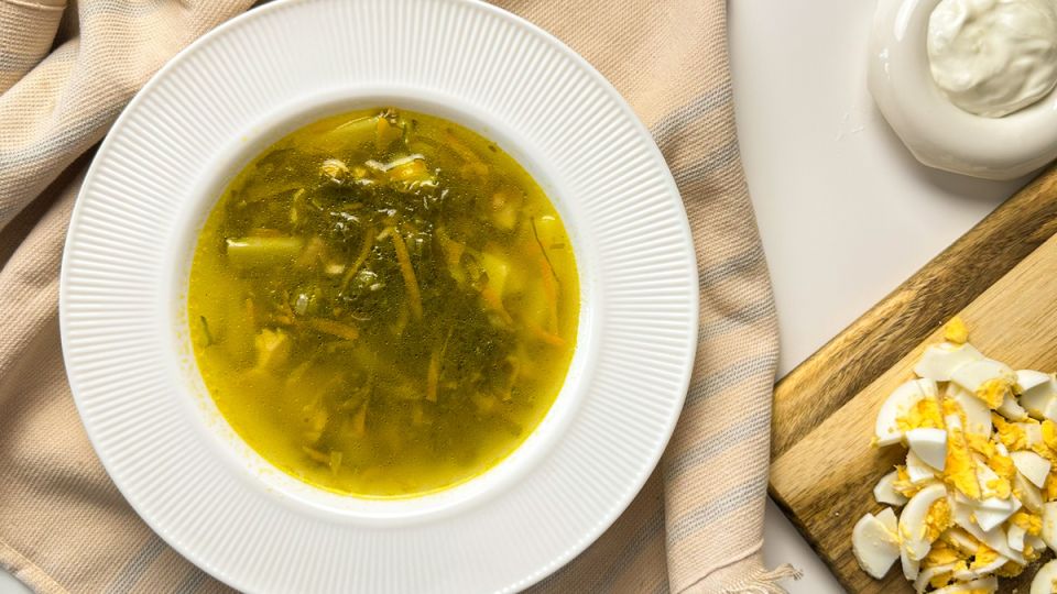Летний вкус детства: щавелевый суп с яйцом, который стоит попробовать