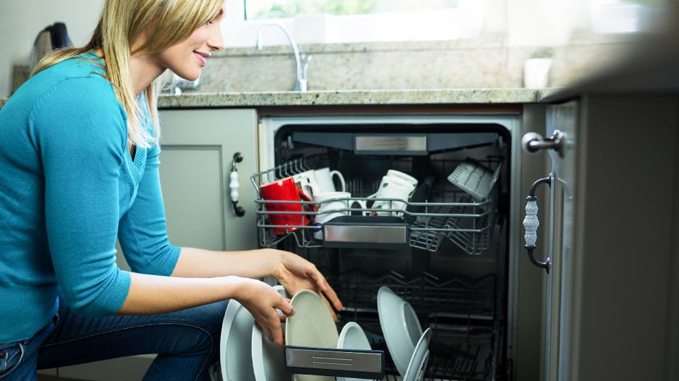 Почему ваша посудомоечная машина не справляется с жиром и как это исправить