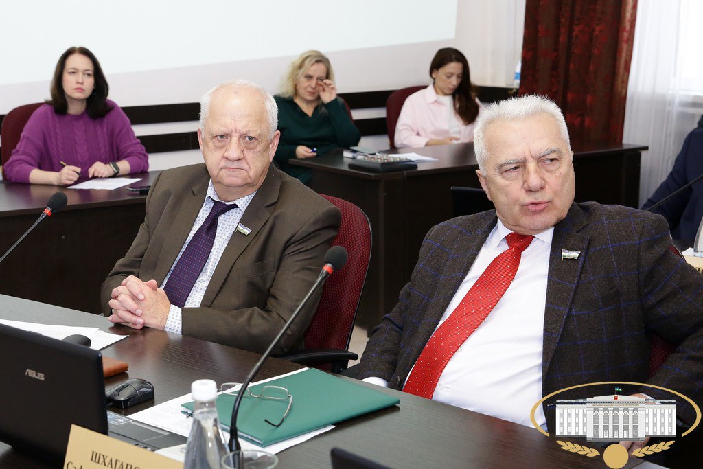 На заседании президиума также рассмотрен проект закона КБР "О внесении изменений в статьи 3 и 6 Закона КБР "Об организации транспортного обслуживания населения пассажирским автомобильным транспортом, городским наземным... На заседании президиума также рассмотрен проект закона КБР "О внесении изменений в статьи 3 и 6 Закона КБР "Об организации транспортного обслуживания населения пассажирским автомобильным транспортом, городским наземным...