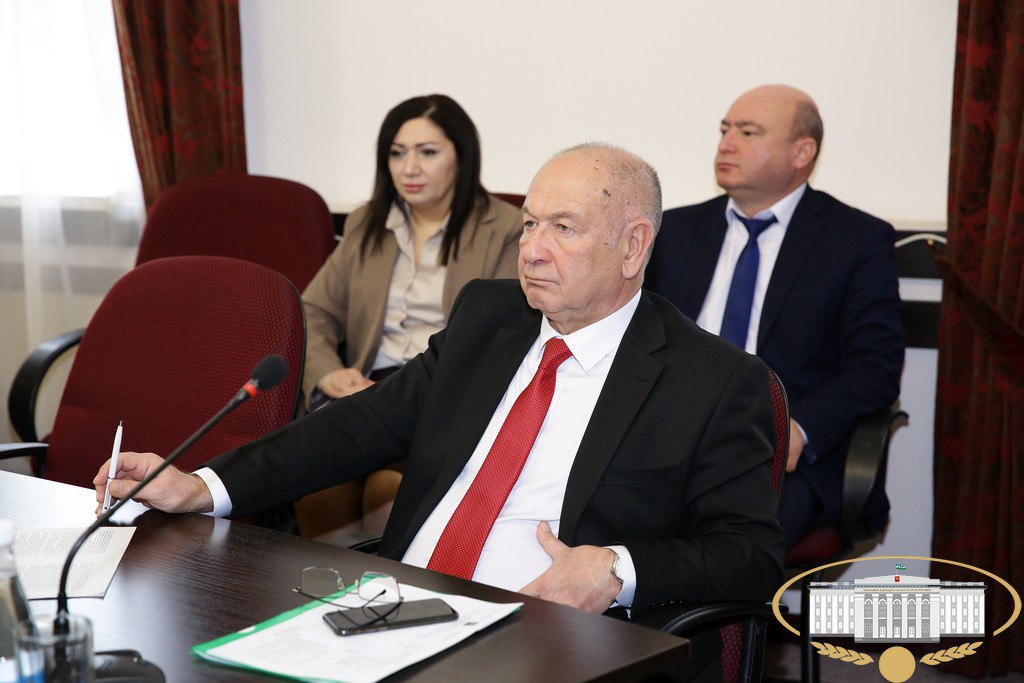 На заседании президиума также рассмотрен проект закона КБР "О внесении изменений в статьи 3 и 6 Закона КБР "Об организации транспортного обслуживания населения пассажирским автомобильным транспортом, городским наземным... На заседании президиума также рассмотрен проект закона КБР "О внесении изменений в статьи 3 и 6 Закона КБР "Об организации транспортного обслуживания населения пассажирским автомобильным транспортом, городским наземным...