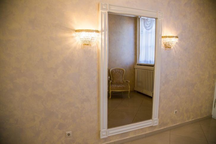 Как очистить жидкие обои от желтых пятен: самые бюджетные средства