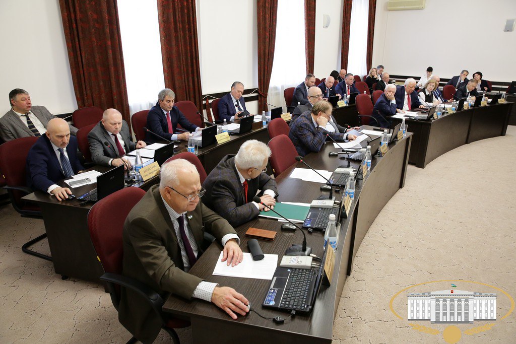 На заседании президиума также рассмотрен проект закона КБР "О внесении изменений в статьи 3 и 6 Закона КБР "Об организации транспортного обслуживания населения пассажирским автомобильным транспортом, городским наземным... На заседании президиума также рассмотрен проект закона КБР "О внесении изменений в статьи 3 и 6 Закона КБР "Об организации транспортного обслуживания населения пассажирским автомобильным транспортом, городским наземным...