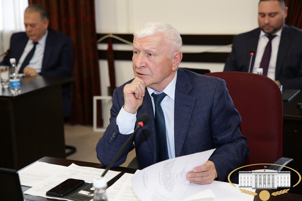 На заседании президиума также рассмотрен проект закона КБР "О внесении изменений в статьи 3 и 6 Закона КБР "Об организации транспортного обслуживания населения пассажирским автомобильным транспортом, городским наземным... На заседании президиума также рассмотрен проект закона КБР "О внесении изменений в статьи 3 и 6 Закона КБР "Об организации транспортного обслуживания населения пассажирским автомобильным транспортом, городским наземным...