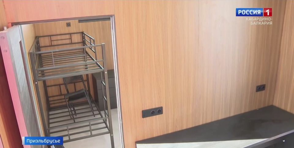 Первые шаги на склоне с опытными инструкторами и сложные маршруты для бывалых спортсменов… Курорт Эльбрус сегодня открыл всероссийский горнолыжный сезон