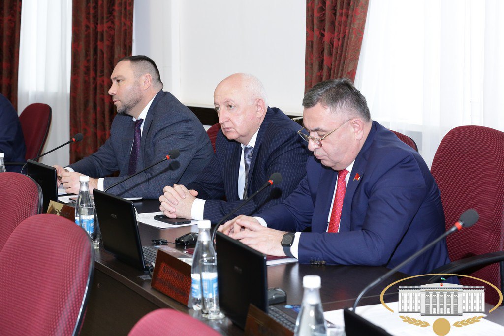 На заседании президиума также рассмотрен проект закона КБР "О внесении изменений в статьи 3 и 6 Закона КБР "Об организации транспортного обслуживания населения пассажирским автомобильным транспортом, городским наземным... На заседании президиума также рассмотрен проект закона КБР "О внесении изменений в статьи 3 и 6 Закона КБР "Об организации транспортного обслуживания населения пассажирским автомобильным транспортом, городским наземным...