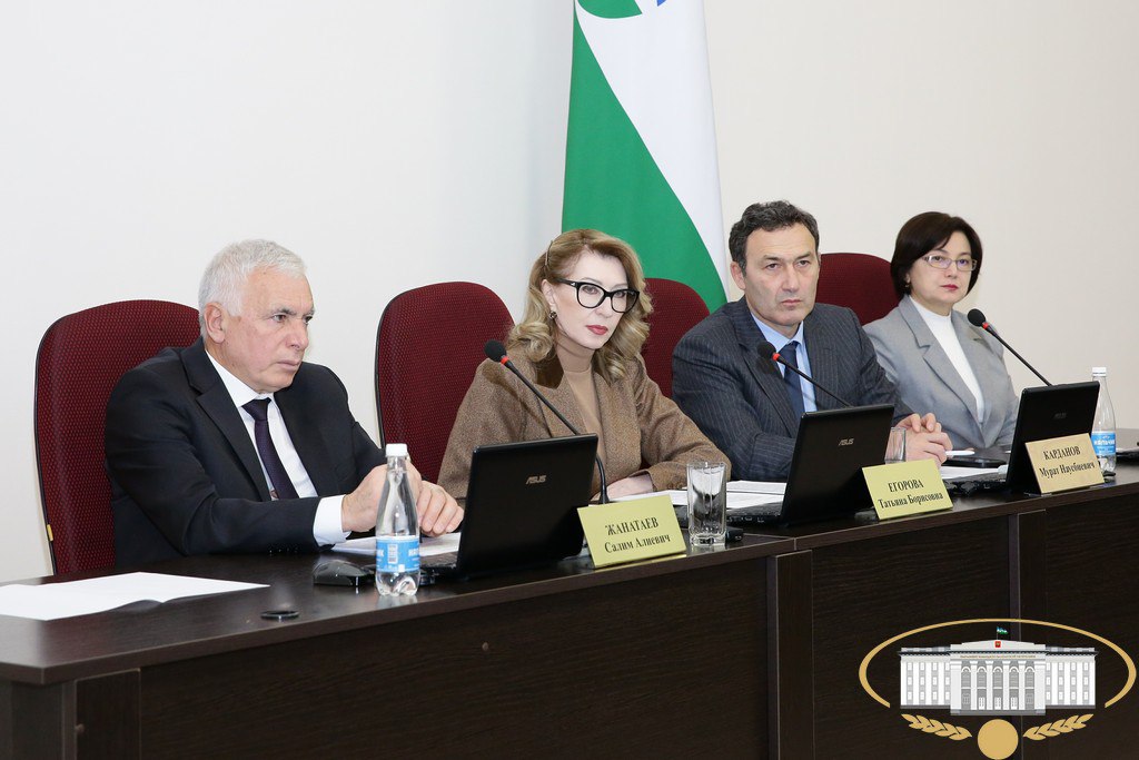 На заседании президиума также рассмотрен проект закона КБР "О внесении изменений в статьи 3 и 6 Закона КБР "Об организации транспортного обслуживания населения пассажирским автомобильным транспортом, городским наземным...