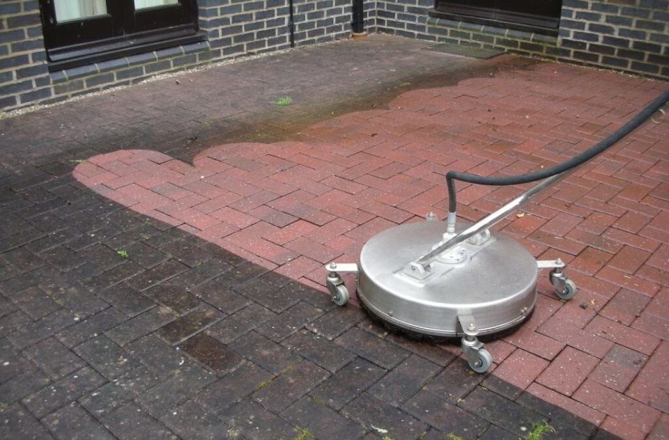 Эффективные методы чистки тротуарной плитки: секреты ухода за вашим загородным участком