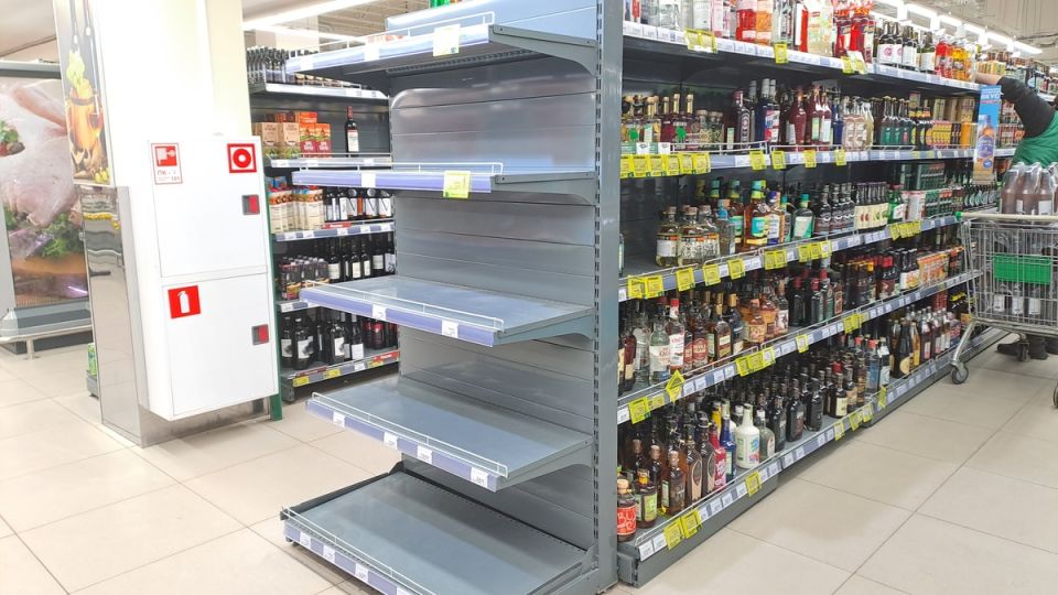 С 2026 года местные власти займутся контролем продажи энергетиков