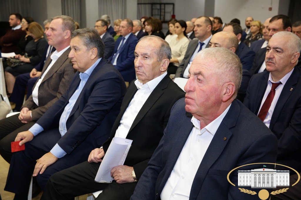 В г. Нальчике под руководством первого заместителя секретаря регионального отделения партии "Единая Россия", руководителя Администрации Главы КБР Мухамеда Кодзокова состоялась XXXVII Конференция Кабардино-Балкарского... В г. Нальчике под руководством первого заместителя секретаря регионального отделения партии "Единая Россия", руководителя Администрации Главы КБР Мухамеда Кодзокова состоялась XXXVII Конференция Кабардино-Балкарского...