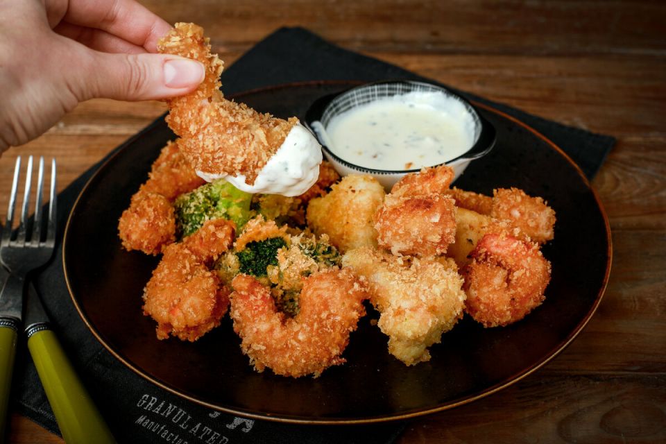 Ароматный мир темпуры: восхитительные креветки в кляре с овощами и соусом блю чиз