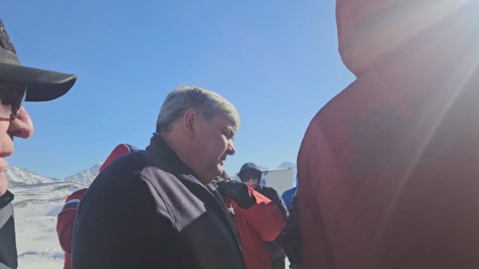 Сегодня на Эльбрусе дан старт всероссийскому горнолыжному сезону 2025/26! Центральным мероприятием стало открытие новой трассы EL6 и одноименной канатной дороги