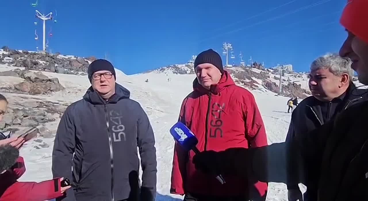 На Эльбрусе дан старт горнолыжному сезону! Сегодня состоялось торжественное открытие двух новых очередей канатных дорог, которые соединят поляну Азау со станцией "Мир" на высоте 3670 метров