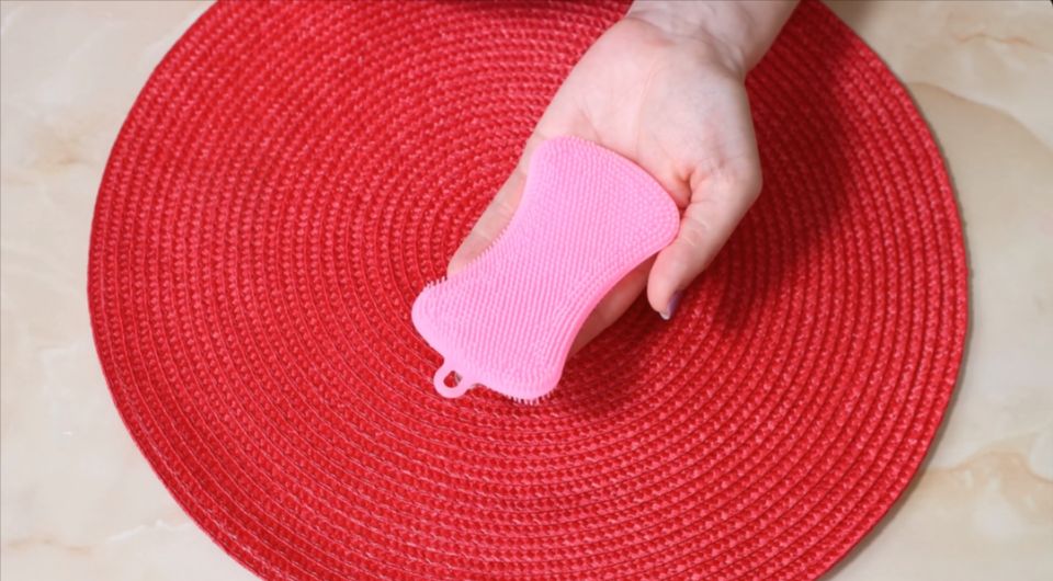 Устали бесконечно убирать? Как силиконовая щётка за 55 рублей помогает решить множество домашних задач