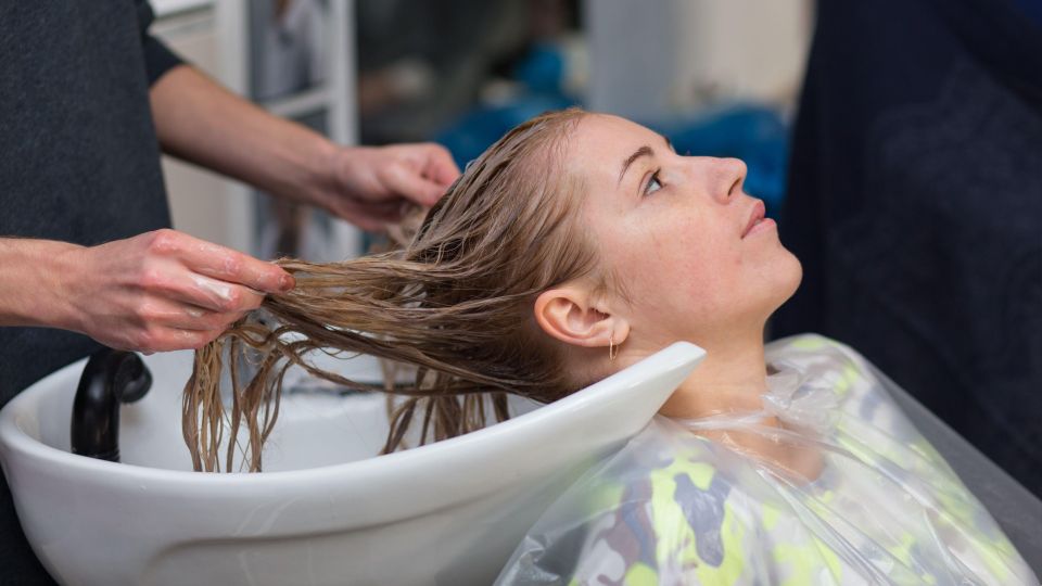 Не придется красить волосы еще пару месяцев: больше не допускайте эти ошибки после салона