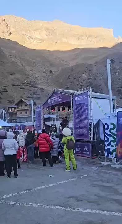 На поляне Азау развернулось настоящее праздничное гуляние!