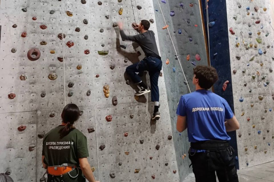 В Нальчике обучают юных скалолазов