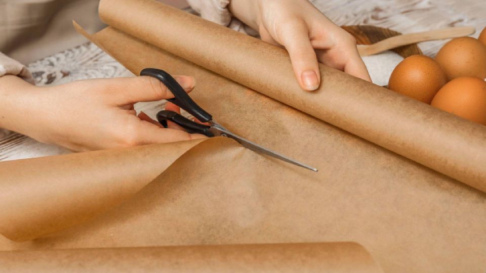 У опытных хозяек не переводится в доме бумага для выпечки: вот для чего ее используют