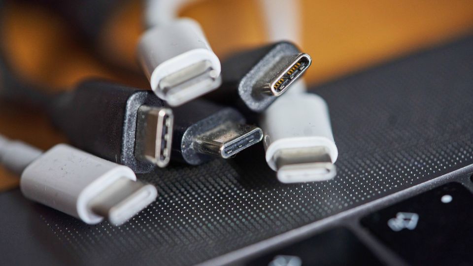 Сломанный кабель от телефона почините мигом: вот какой «мусор» вам пригодится