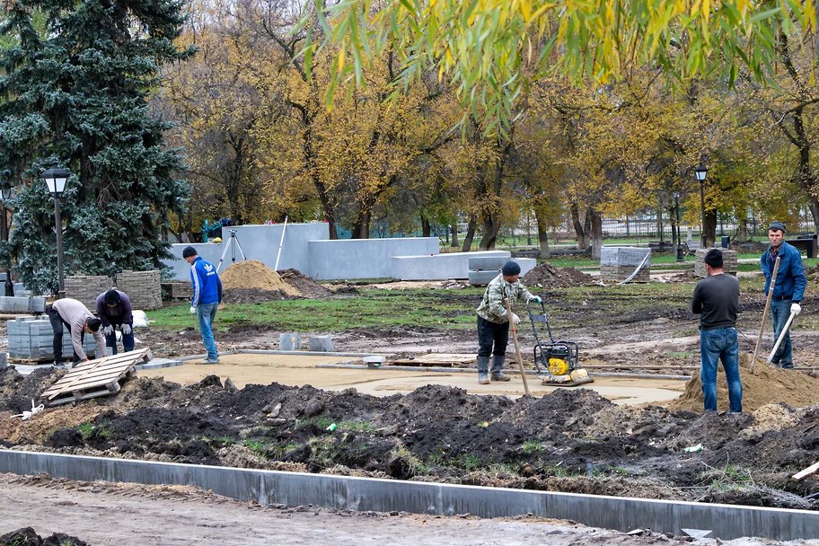 В Кабардино-Балкарии завершают реализацию проекта «Река обнимает» по созданию общественного пространства перед стадионом и вдоль набережной реки Чегем
