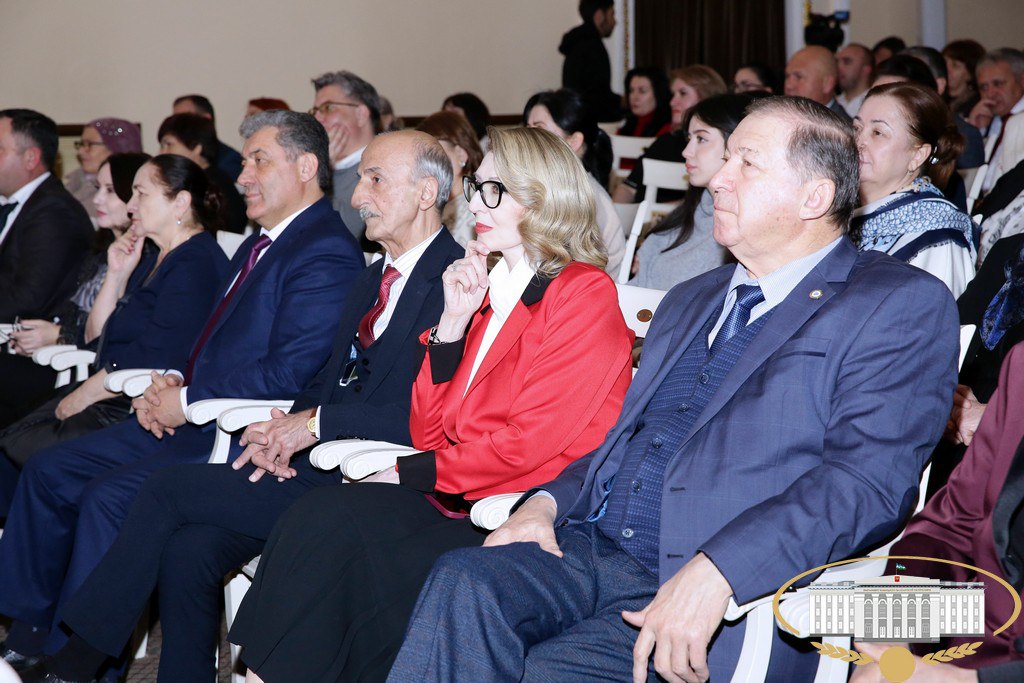 На сцене Кабардинского государственного драматического театра им. А. Шогенцукова состоялся бенефис заслуженной артистки РСФСР, народной артистки КБР Куны Хажбаровны Жакамуховой На сцене Кабардинского государственного драматического театра им. А. Шогенцукова состоялся бенефис заслуженной артистки РСФСР, народной артистки КБР Куны Хажбаровны Жакамуховой